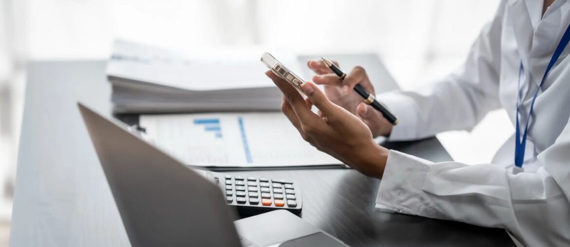 Przelewy, split payment i wyciągi bankowe – dlaczego ręczna obsługa płatności kosztuje Twoją firmę więcej, niż myślisz?